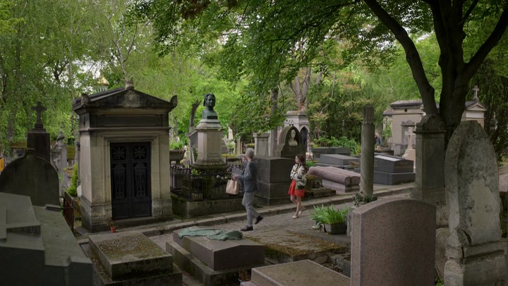 Emily_in_Paris_S02E03_WEBRip_x264-ION10_1285.jpg