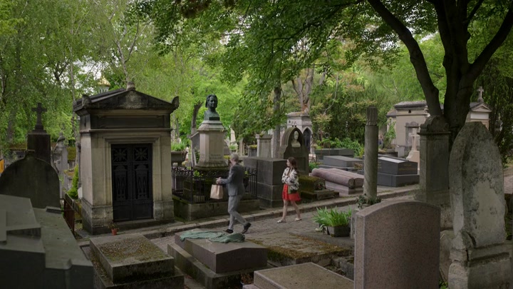 Emily_in_Paris_S02E03_WEBRip_x264-ION10_1286.jpg