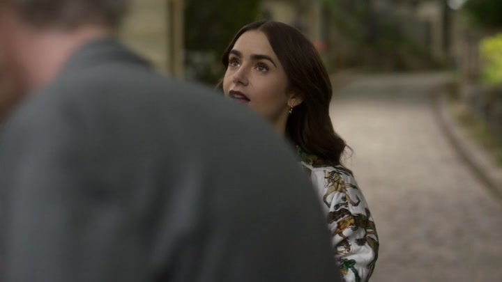 Emily_in_Paris_S02E03_WEBRip_x264-ION10_1287.jpg