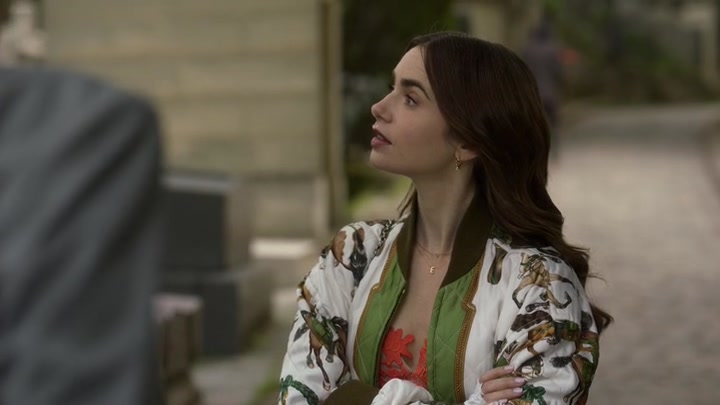 Emily_in_Paris_S02E03_WEBRip_x264-ION10_1299.jpg