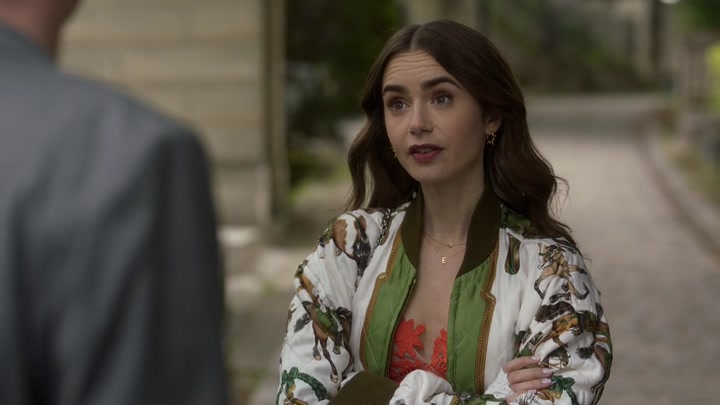 Emily_in_Paris_S02E03_WEBRip_x264-ION10_1353.jpg