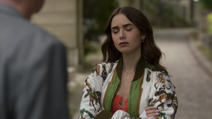 Emily_in_Paris_S02E03_WEBRip_x264-ION10_1362.jpg