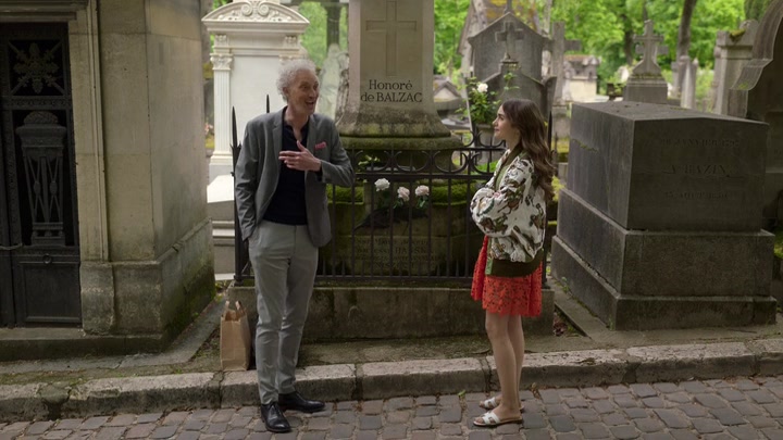 Emily_in_Paris_S02E03_WEBRip_x264-ION10_1379.jpg