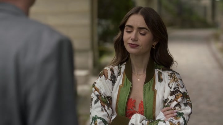 Emily_in_Paris_S02E03_WEBRip_x264-ION10_1391.jpg