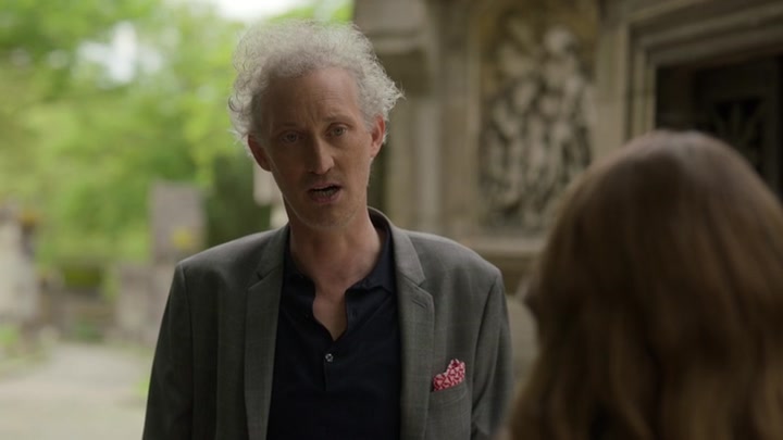 Emily_in_Paris_S02E03_WEBRip_x264-ION10_1394.jpg