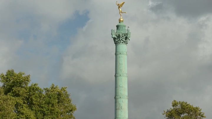 Emily_in_Paris_S02E03_WEBRip_x264-ION10_1442.jpg