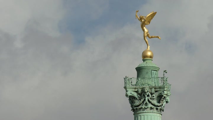 Emily_in_Paris_S02E03_WEBRip_x264-ION10_1446.jpg