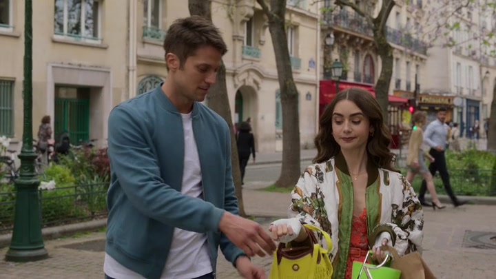 Emily_in_Paris_S02E03_WEBRip_x264-ION10_1459.jpg