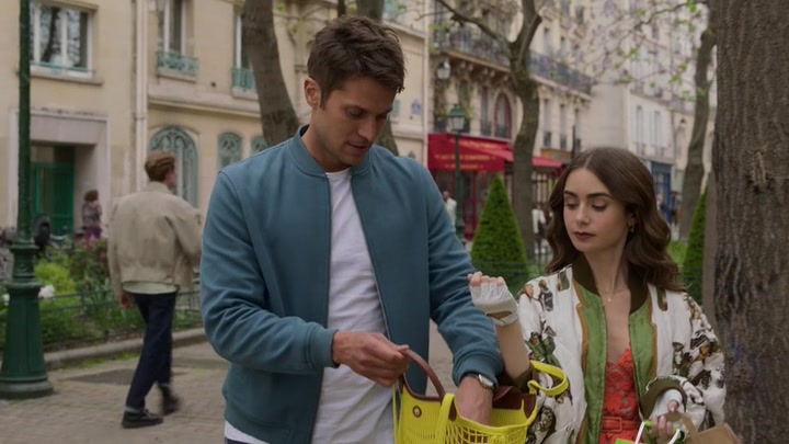 Emily_in_Paris_S02E03_WEBRip_x264-ION10_1462.jpg
