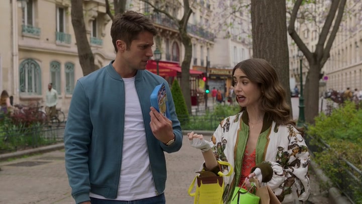 Emily_in_Paris_S02E03_WEBRip_x264-ION10_1474.jpg
