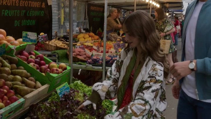 Emily_in_Paris_S02E03_WEBRip_x264-ION10_1513.jpg