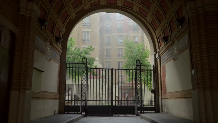 Emily_in_Paris_S02E03_WEBRip_x264-ION10_1541.jpg