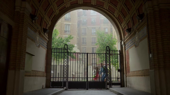 Emily_in_Paris_S02E03_WEBRip_x264-ION10_1544.jpg