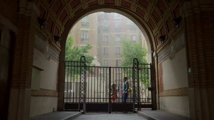 Emily_in_Paris_S02E03_WEBRip_x264-ION10_1545.jpg