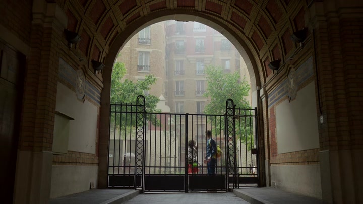 Emily_in_Paris_S02E03_WEBRip_x264-ION10_1546.jpg