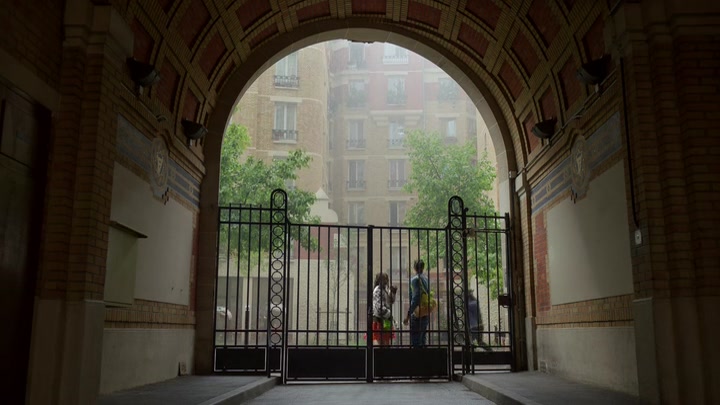 Emily_in_Paris_S02E03_WEBRip_x264-ION10_1547.jpg