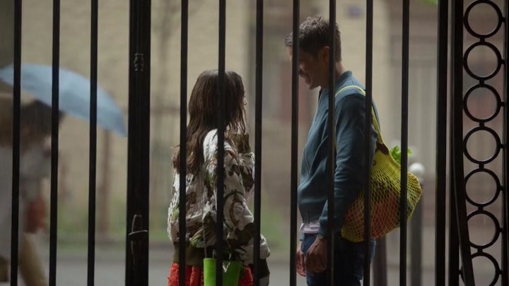 Emily_in_Paris_S02E03_WEBRip_x264-ION10_1548.jpg