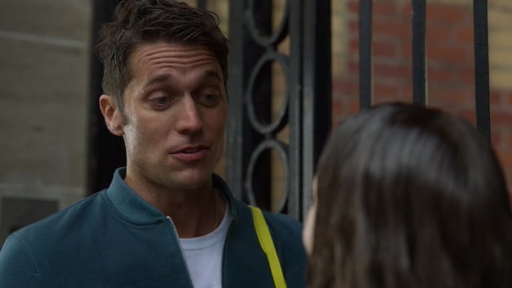 Emily_in_Paris_S02E03_WEBRip_x264-ION10_1568.jpg