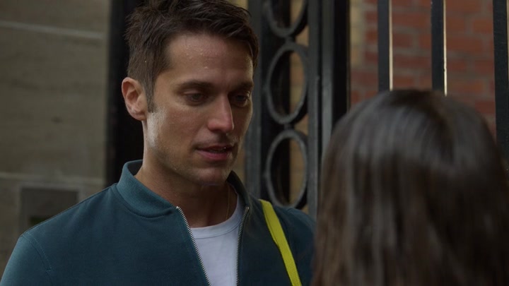 Emily_in_Paris_S02E03_WEBRip_x264-ION10_1592.jpg