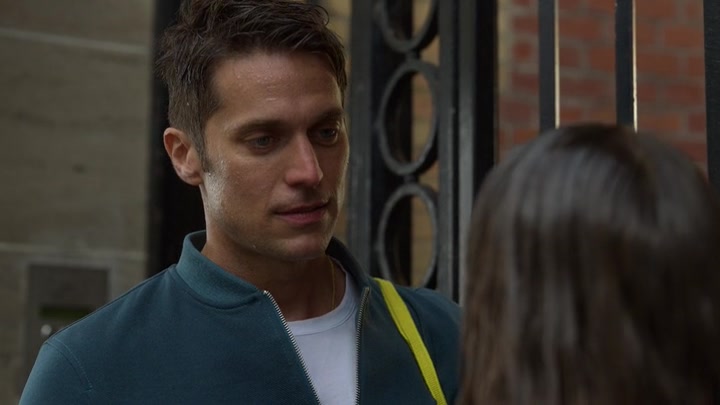 Emily_in_Paris_S02E03_WEBRip_x264-ION10_1598.jpg