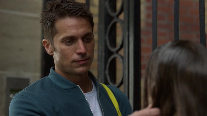 Emily_in_Paris_S02E03_WEBRip_x264-ION10_1608.jpg