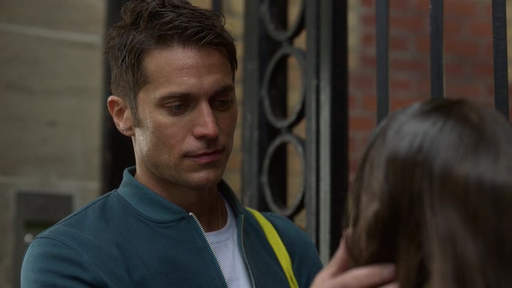 Emily_in_Paris_S02E03_WEBRip_x264-ION10_1609.jpg