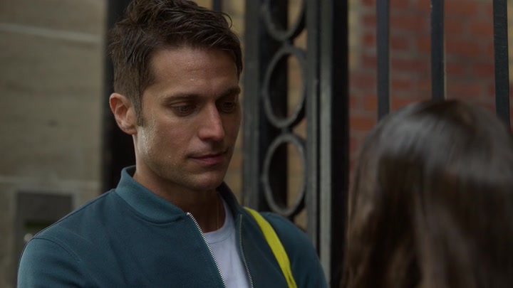 Emily_in_Paris_S02E03_WEBRip_x264-ION10_1611.jpg