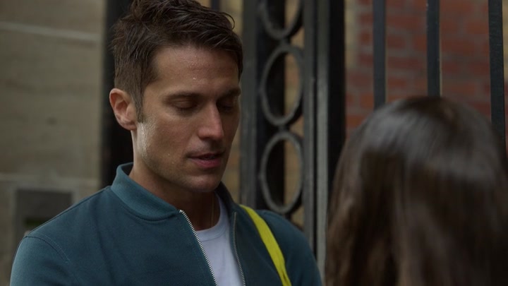 Emily_in_Paris_S02E03_WEBRip_x264-ION10_1613.jpg