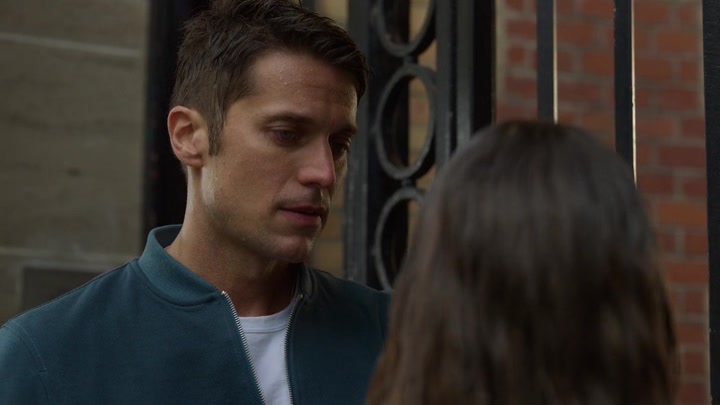 Emily_in_Paris_S02E03_WEBRip_x264-ION10_1625.jpg