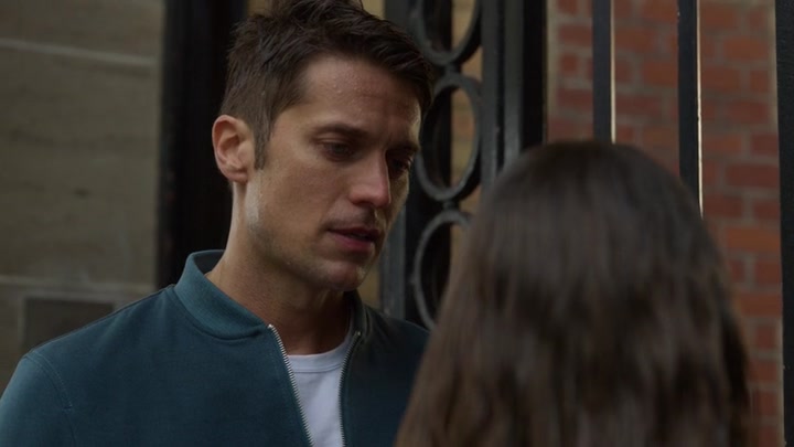 Emily_in_Paris_S02E03_WEBRip_x264-ION10_1626.jpg