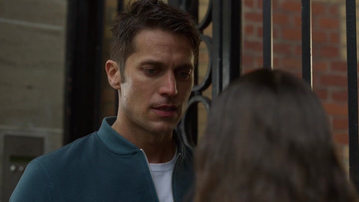 Emily_in_Paris_S02E03_WEBRip_x264-ION10_1632.jpg