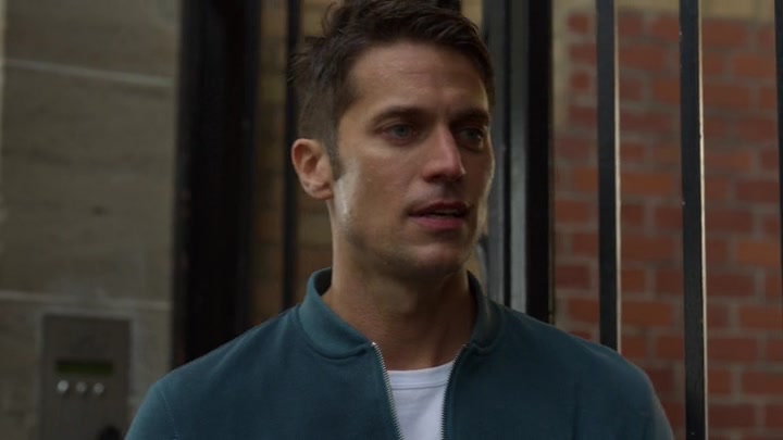 Emily_in_Paris_S02E03_WEBRip_x264-ION10_1635.jpg