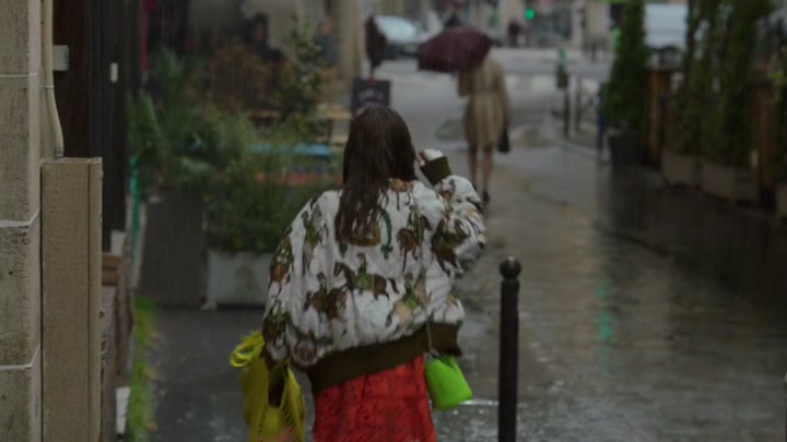 Emily_in_Paris_S02E03_WEBRip_x264-ION10_1638.jpg