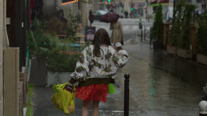 Emily_in_Paris_S02E03_WEBRip_x264-ION10_1639.jpg