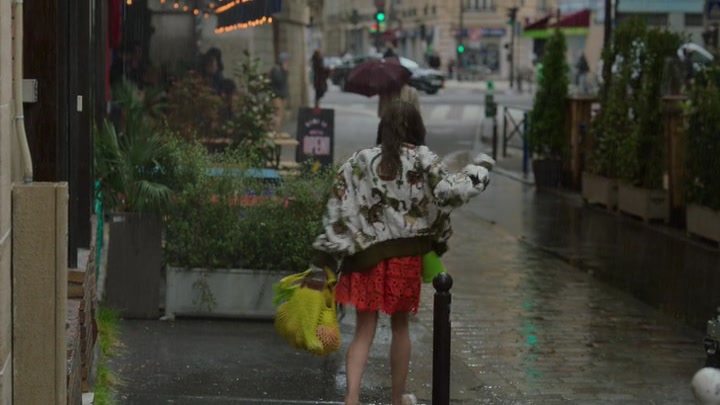 Emily_in_Paris_S02E03_WEBRip_x264-ION10_1640.jpg