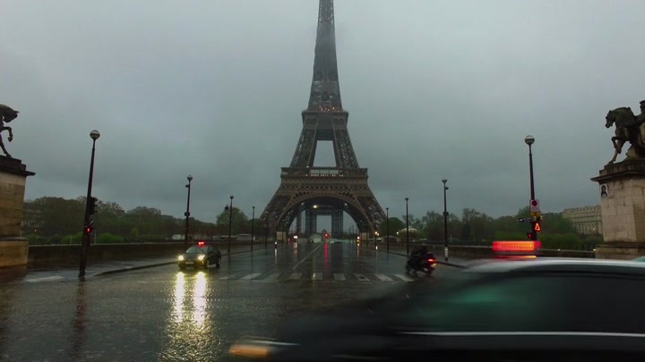 Emily_in_Paris_S02E03_WEBRip_x264-ION10_1655.jpg