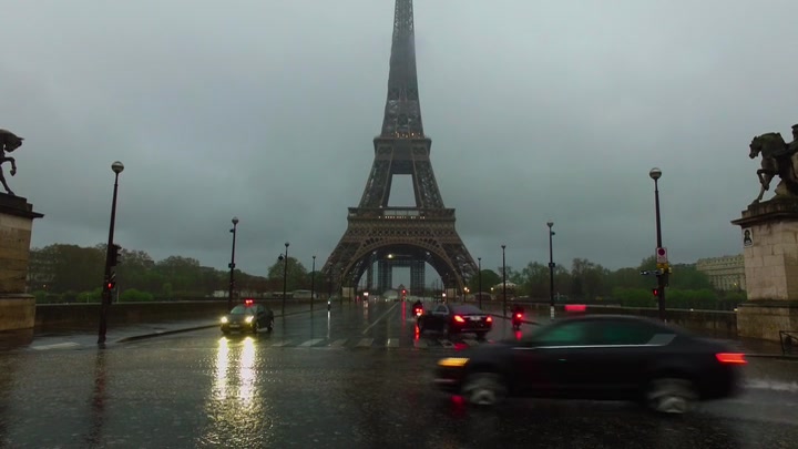 Emily_in_Paris_S02E03_WEBRip_x264-ION10_1659.jpg