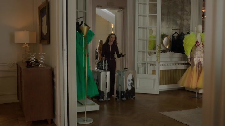 Emily_in_Paris_S02E03_WEBRip_x264-ION10_1670.jpg