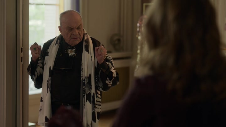 Emily_in_Paris_S02E03_WEBRip_x264-ION10_1717.jpg