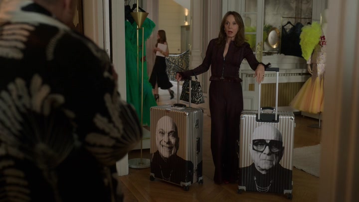 Emily_in_Paris_S02E03_WEBRip_x264-ION10_1722.jpg