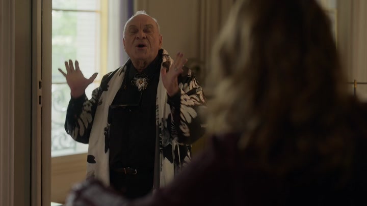 Emily_in_Paris_S02E03_WEBRip_x264-ION10_1762.jpg