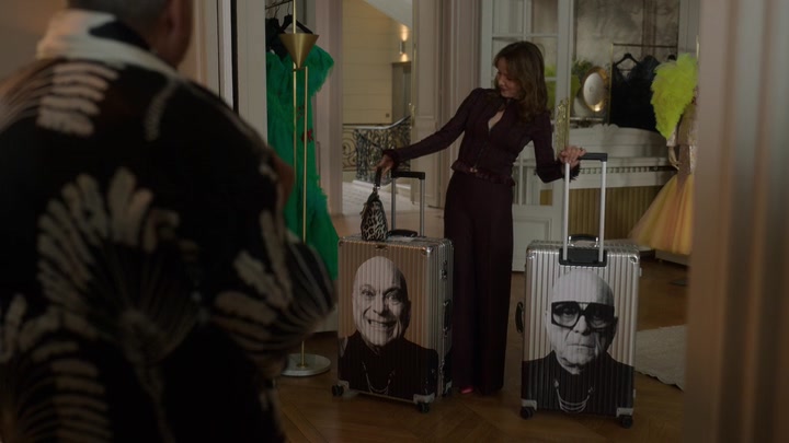 Emily_in_Paris_S02E03_WEBRip_x264-ION10_1774.jpg