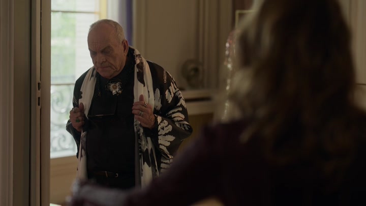 Emily_in_Paris_S02E03_WEBRip_x264-ION10_1813.jpg