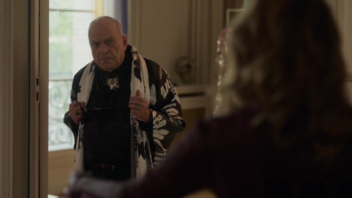 Emily_in_Paris_S02E03_WEBRip_x264-ION10_1817.jpg