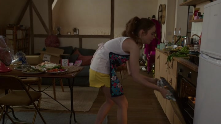 Emily_in_Paris_S02E03_WEBRip_x264-ION10_1847.jpg