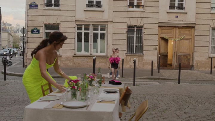Emily_in_Paris_S02E03_WEBRip_x264-ION10_1855.jpg