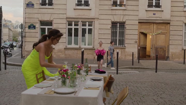 Emily_in_Paris_S02E03_WEBRip_x264-ION10_1856.jpg