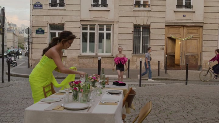 Emily_in_Paris_S02E03_WEBRip_x264-ION10_1857.jpg