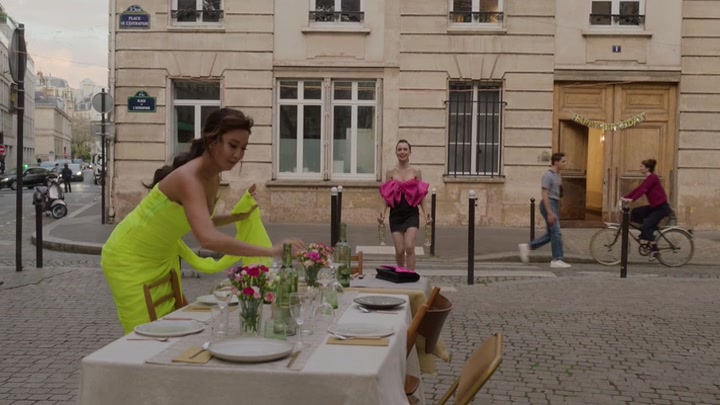 Emily_in_Paris_S02E03_WEBRip_x264-ION10_1858.jpg