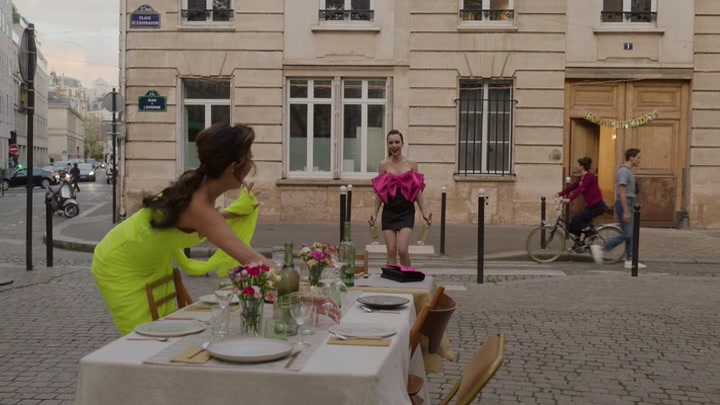 Emily_in_Paris_S02E03_WEBRip_x264-ION10_1859.jpg